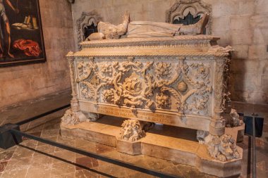 Lizbon, Portekiz - 11 Ekim 2017: Lizbon, Portekiz 'deki Jeronimos (Hieronymites) manastırında Vasco da Gama' nın mezarı