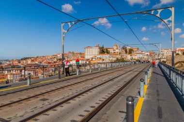 Porto, Portekiz - 18 Ekim 2017: Portekiz 'deki Dom Luis Köprüsü' nde insanlar yürüyor