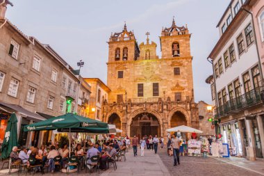 Braga, Portekiz - 15 Ekim 2017: Rua Dom Paio Mendes Caddesi, Portekiz Katedrali