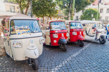 Lizbon, Portekiz - 10 Ekim 2017: Lizbon, Portekiz 'in merkezinde Tuk tukları