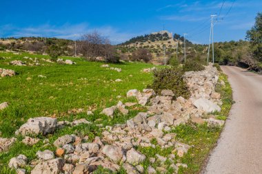 Ajloun kasabası yakınlarındaki manzara, tepedeki Rabad şatosu kalıntıları, Ürdün.