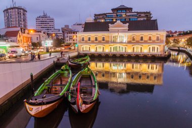 Aveiro, Portekiz - 14 Ekim 2017: Aveiro, Portekiz 'deki Eski Kaptanlık Binası Gece Görüşü