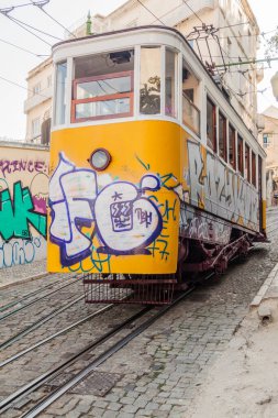 Lizbon, Portekiz - 10 Ekim 2017: Gloria Funicular (Ascensor da Gloria), Lizbon, Portekiz