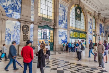 Porto, Portekiz - 17 Ekim 2017: Porto, Portekiz 'deki Sao Bento tren istasyonunun fayanslı girişi