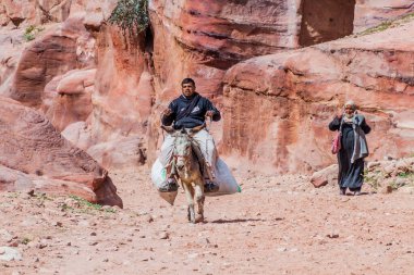Petra, Ürdün - 23 Mart 2017: Antik Petra, Ürdün 'de Eşek Sürücüsü