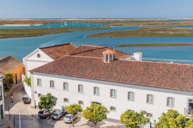 Faro, Portekiz - 6 Ekim 2017: Seminario de Sao Jose de Faro arka planda lagünlerle, Portekiz