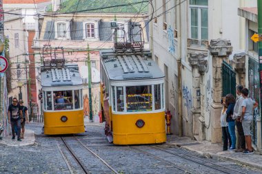 Lizbon, Portekiz - 8 Ekim 2017: Gloria Funicular (Ascensor da Gloria), Lizbon, Portekiz