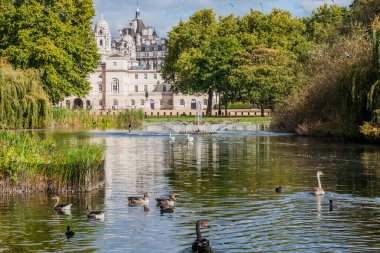 St. James 's Park Gölü' nün arka planında Atlı Muhafız Geçit Töreni binası, Londra, İngiltere
