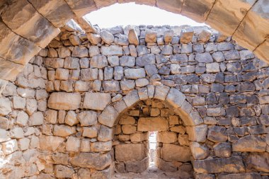 Doğu Ürdün çölünde yer alan Qasr al-Azraq (Mavi Kale) 'deki kalıntılar..