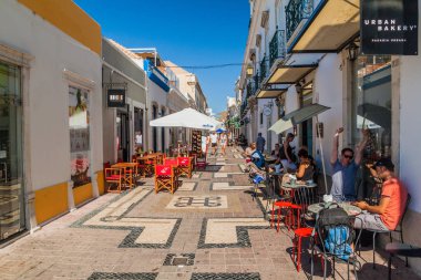 Faro, Portekiz - 6 Ekim 2017: Faro, Portekiz 'in merkezinde bir sokak manzarası.