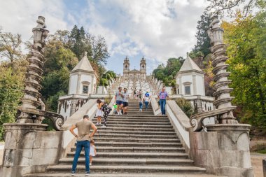 Braga, Portekiz - 16 Ekim 2017: Bom Jesus do Monte Sığınağı Barok merdiveni Braga, Portekiz