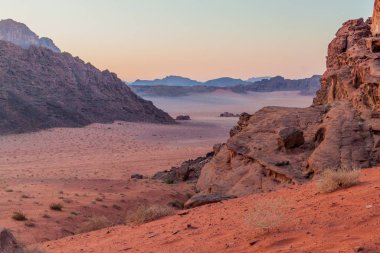Wadi Rum çölünün Rocky manzarası, Ürdün
