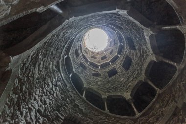 Portekiz, Sintra 'daki Quinta da Regaleira kompleksinde Poco Iniciatico (Başlangıç Kuyusu)