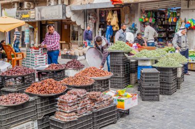 Irbid, Ürdün - 30 Mart 2017: Irbid 'in merkezinde tarihler ve taze bademlerle market tezgahları