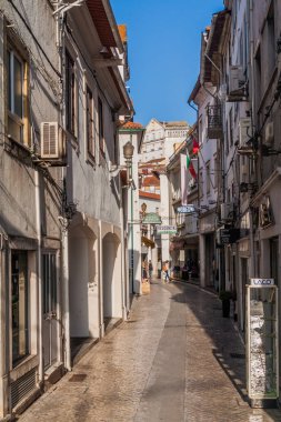 Coimbra, Portekiz - 12 Ekim 2017 Coimbra 'nın merkezinde dar bir sokak.