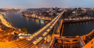 Portekiz, Porto 'daki Douro nehri üzerindeki Dom Luis Köprüsü' nün akşam manzarası