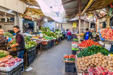 Amman, Ürdün - 31 Mart 2017: Amman, Ürdün 'deki meyve ve sebze pazarı