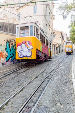 Lizbon, Portekiz - 10 Ekim 2017: Gloria Funicular (Ascensor da Gloria), Lizbon, Portekiz