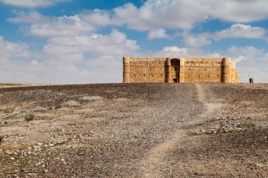Qasr Kharana (bazen Harrana, al-Kharanah, Kharaneh, Kharana veya Hraneh), doğu Ürdün 'deki çöl kalesi.