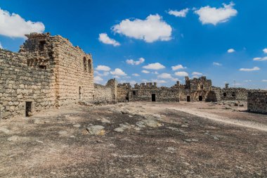 Qasr al-Azraq (Mavi Kale) 'nin yıkılmış duvarları, doğu Ürdün çölünde yer alan kale.