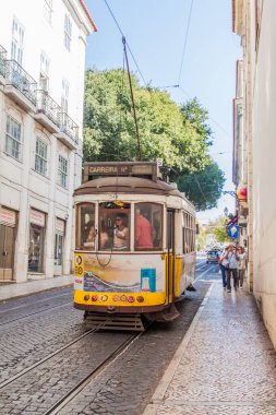 Lizbon, Portekiz - 10 Ekim 2017: Lizbon 'un Alfama ilçesinde tramvay yolculuğu