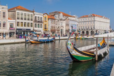 Aveiro, Portekiz - 14 Ekim 2017: Aveiro, Portekiz 'de geleneksel renkli Moliceiro tekneli kanal