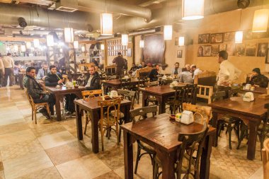 Amman, Ürdün - 21 Mart 2017: Amman 'ın merkezinde bir kafe.