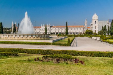Lizbon, Portekiz 'deki Jeronimos (Hieronymitler) manastırının önünde Imperio kare uygulaması