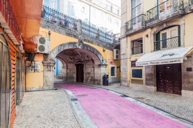 Lizbon, Portekiz - 8 Ekim 2017: Pembe Sokak Rua Nova do Carvalho, Lizbon, Portekiz