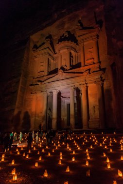 Petra, Ürdün - 22 Mart 2017: Turistler antik Petra, Ürdün 'deki Petra kentinde Petra sırasında Hazine' yi (Hazine) gözlemlediler.
