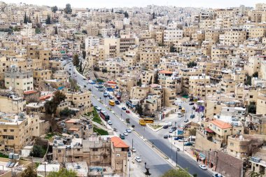 Amman, Ürdün - 19 Mart 2017: Amman, Ürdün 'de dik yamaçta evler.