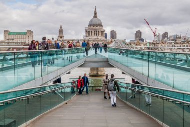 Londra, Birleşik Krallık - 4 Ekim 2017: İnsanlar Londra 'daki Milenyum Köprüsü' nü geçiyor.