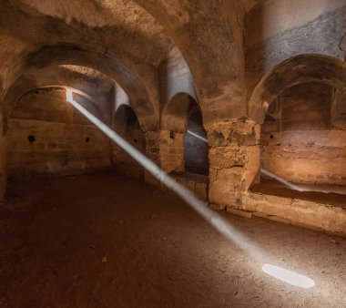 Qasr Kharana, Ürdün - 3 Nisan 2017: Doğu Ürdün 'deki bir çöl kalesi Qasr Kharana' da (bazen Harrana, al-Kharanah, Kharaneh veya Hraneh) bir odaya ışık huzmesi