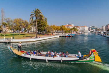 Aveiro, Portekiz - 14 Ekim 2017: Portekiz, Aveiro 'da bir kanalda geleneksel renkli Moliceiro teknesi
