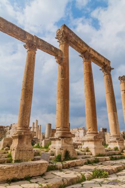 Ürdün 'ün Jerash kentindeki Cardo Maximus caddesinde sütunlar