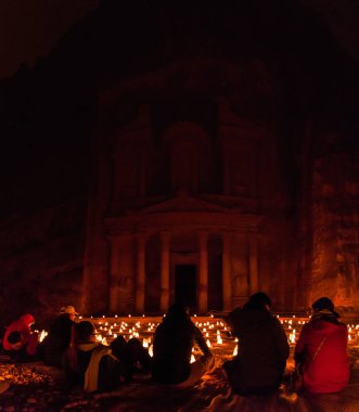 Petra, Ürdün - 22 Mart 2017: Turistler Ürdün 'ün Petra kentindeki El Hazine Tapınağını (Hazine) gözlemlediler