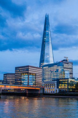 Thames Nehri, Londra Köprüsü ve İngiltere 'nin ufuk çizgisi gece görüşü
