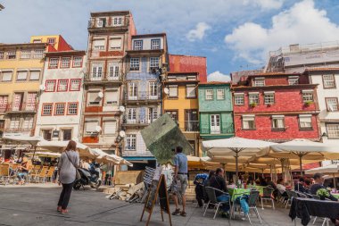Porto, Portekiz - 18 Ekim 2017: Porto da Ribeira Meydanı 'ndaki geleneksel ev ve kafeler.