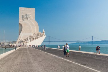 Lizbon, Portekiz - 11 Ekim 2017: İnsanlar Lizbon, Portekiz 'de Padrao dos Descobrimentos' u (Keşifler Anıtı) ziyaret ediyor