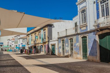 Faro, Portekiz - 5 Ekim 2017: Faro, Portekiz 'in merkezinde bir sokak manzarası.