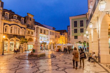 Aveiro, Portekiz - 14 Ekim 2017: Aveiro, Portekiz 'de bir yaya caddesinin gece görüşü