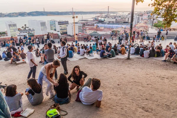 Lissabon Portugal Oktober 2017 Människor Njuter Solnedgången Vid Miradouro Santa — Stockfoto
