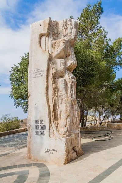 Памятник Папе Римскому Иоанну Павлу Горе Нево Иордания — стоковое фото