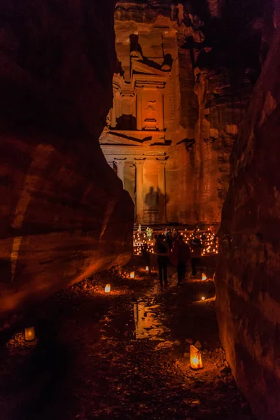 Antik Petra Ürdün Deki Hazine Tapınağı Nın Hazine Önünde Parlayan — Stok fotoğraf