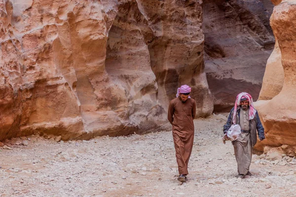 Petra Jordan March 2017 Two Local Men Siq Narrow Gorge — Stock Photo, Image