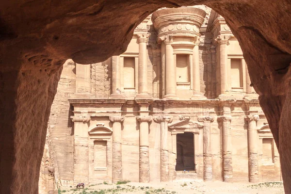 Монастир Аль Дейр Стародавньому Місті Петрі Йорданія — стокове фото