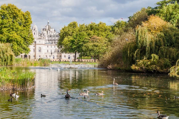 James Park Lake Mit Dem Gebäude Der Pferdeparade Hintergrund London — Stockfoto