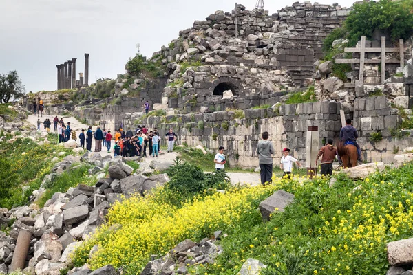 Umm Qais Jordania Marzo 2017 Los Turistas Visitan Las Ruinas — Foto de Stock