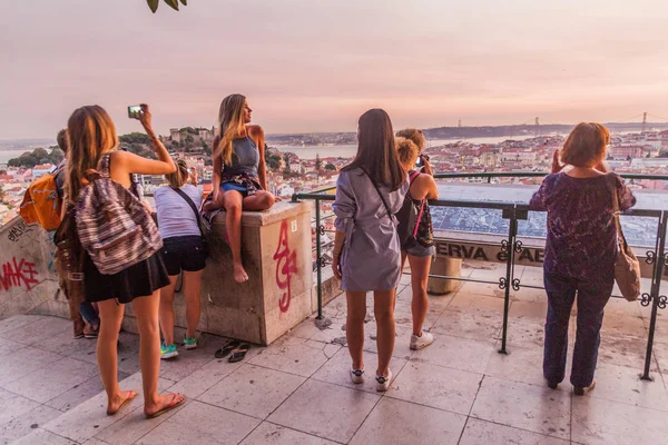 Lisboa Portugal Outubro 2017 Pessoas Assistem Pôr Sol Lisboa Miradouro — Fotografia de Stock