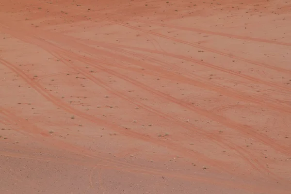 沙漠中轮胎轨道的空中视图 — 图库照片